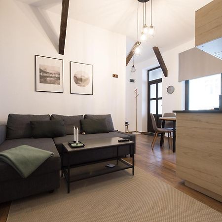 Lovely Brasov Flat With Patio And Mountain Views Buitenkant foto