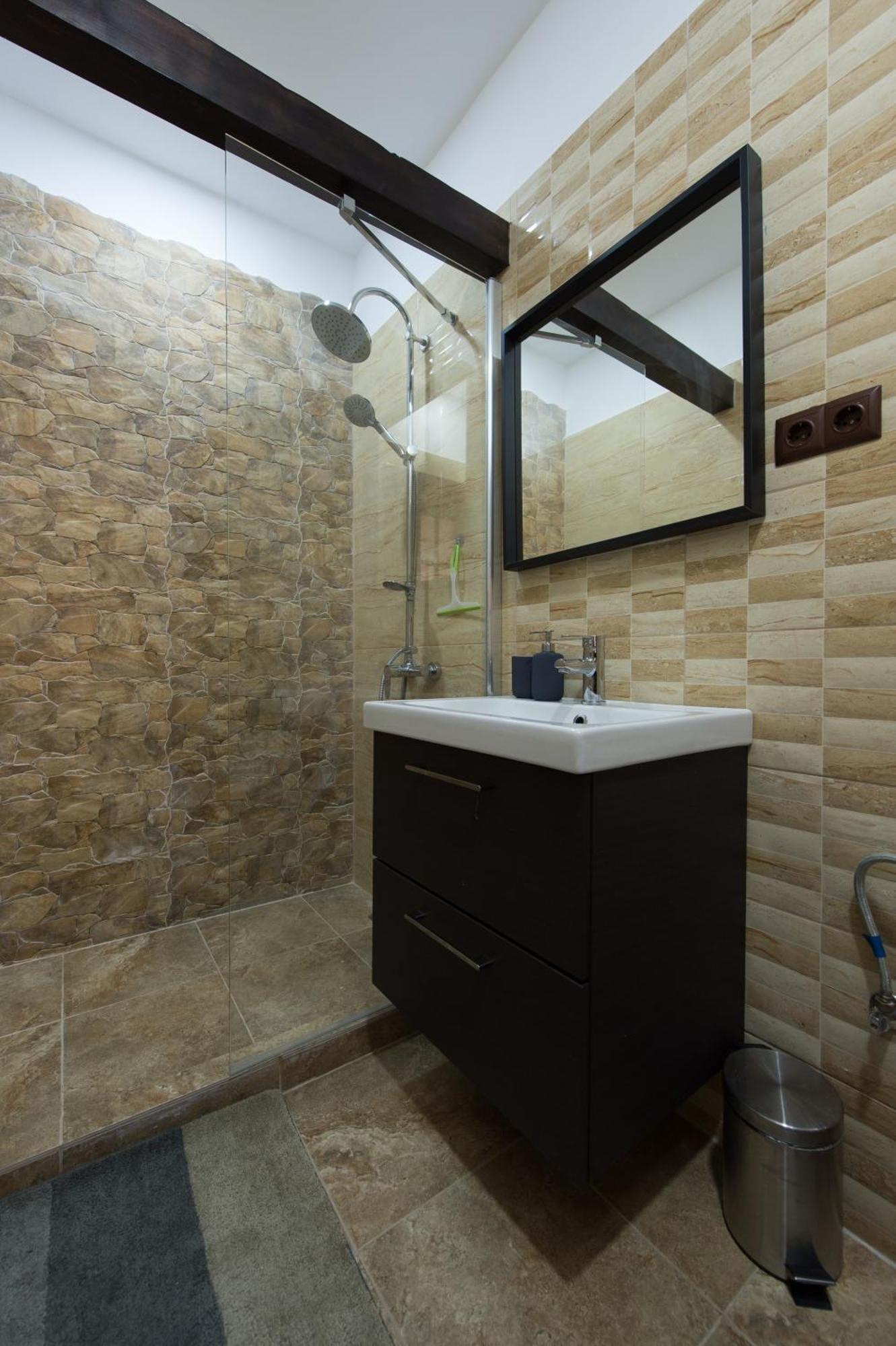 Lovely Brasov Flat With Patio And Mountain Views Buitenkant foto