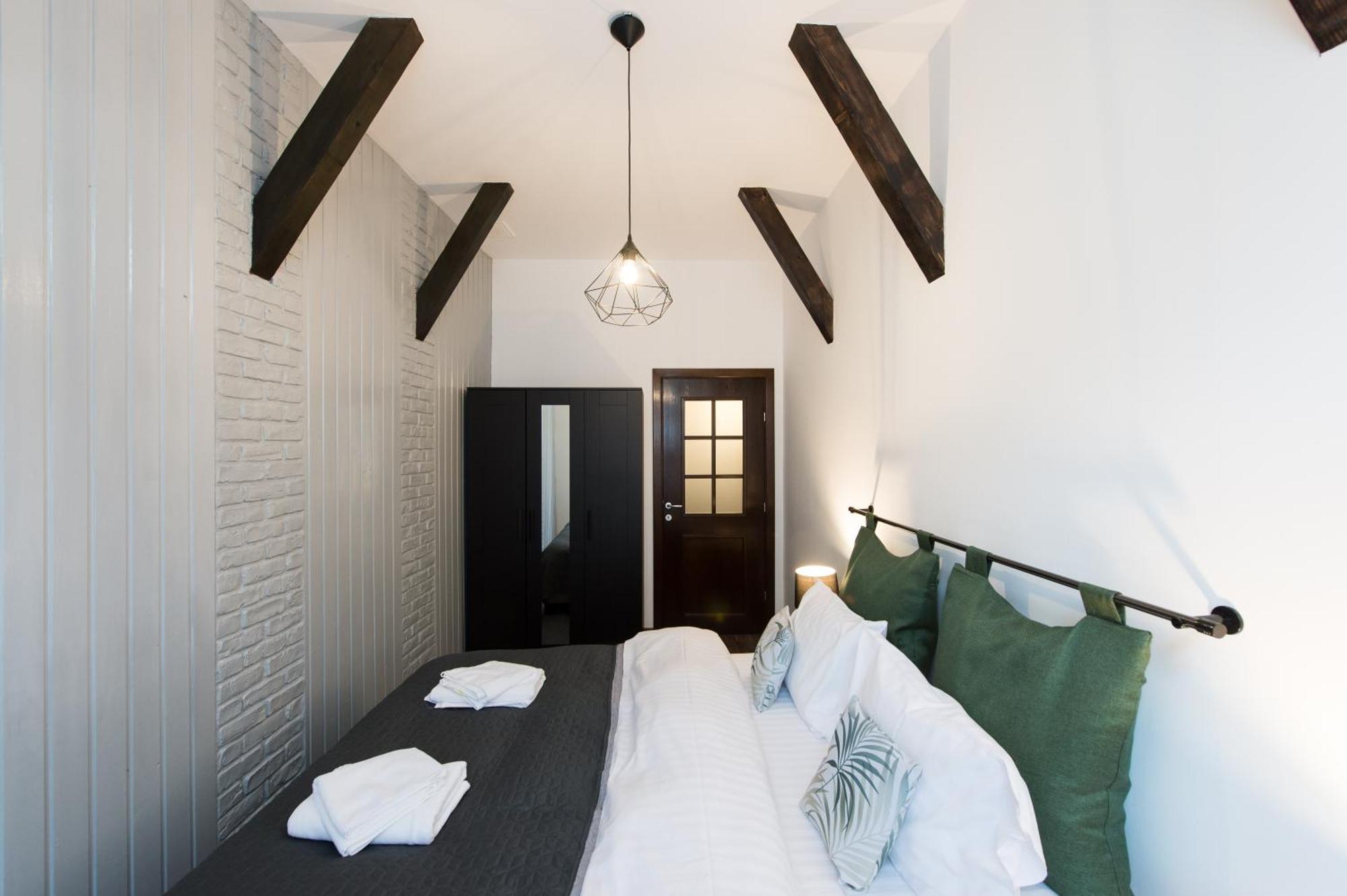 Lovely Brasov Flat With Patio And Mountain Views Buitenkant foto