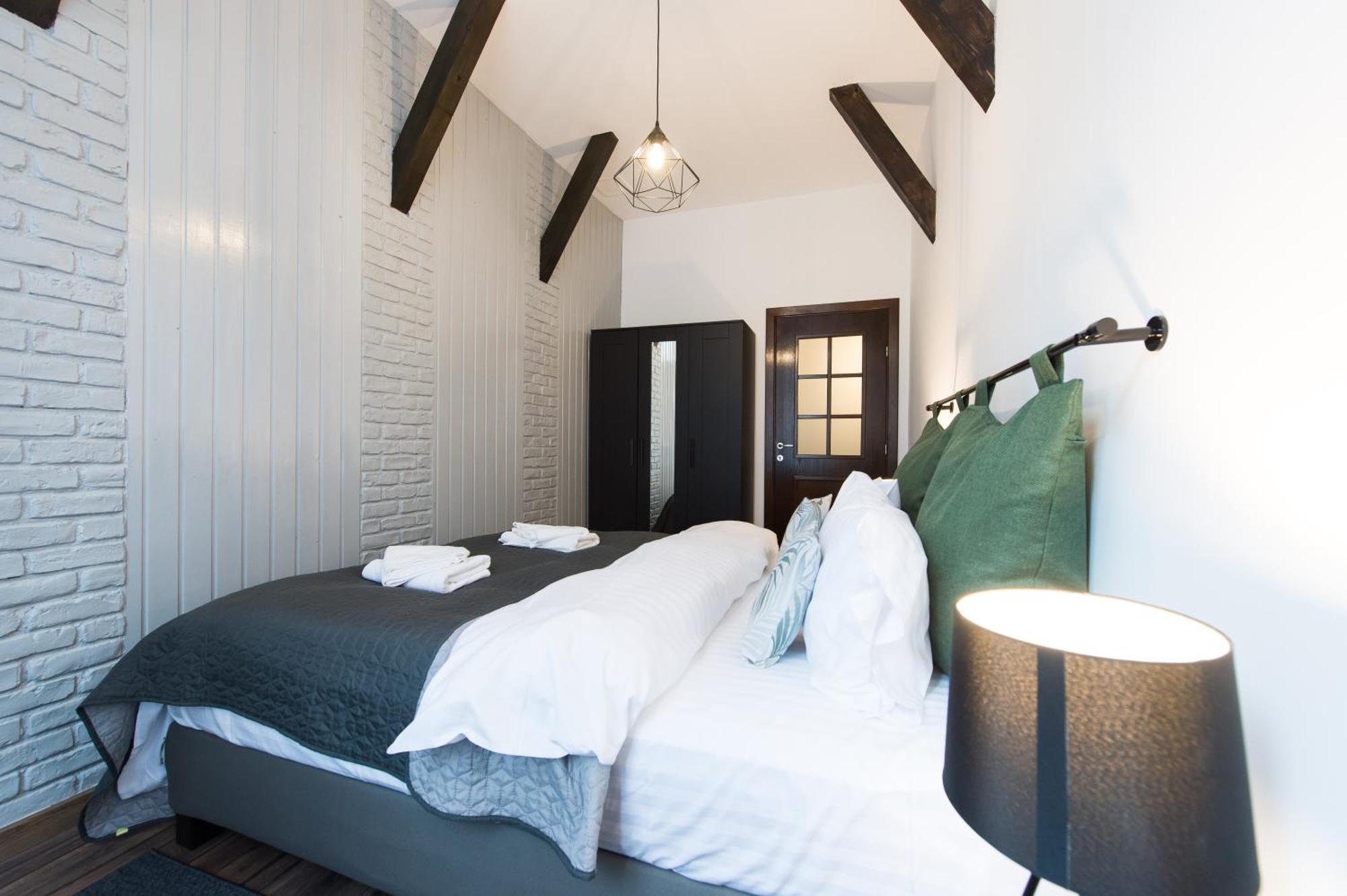 Lovely Brasov Flat With Patio And Mountain Views Buitenkant foto