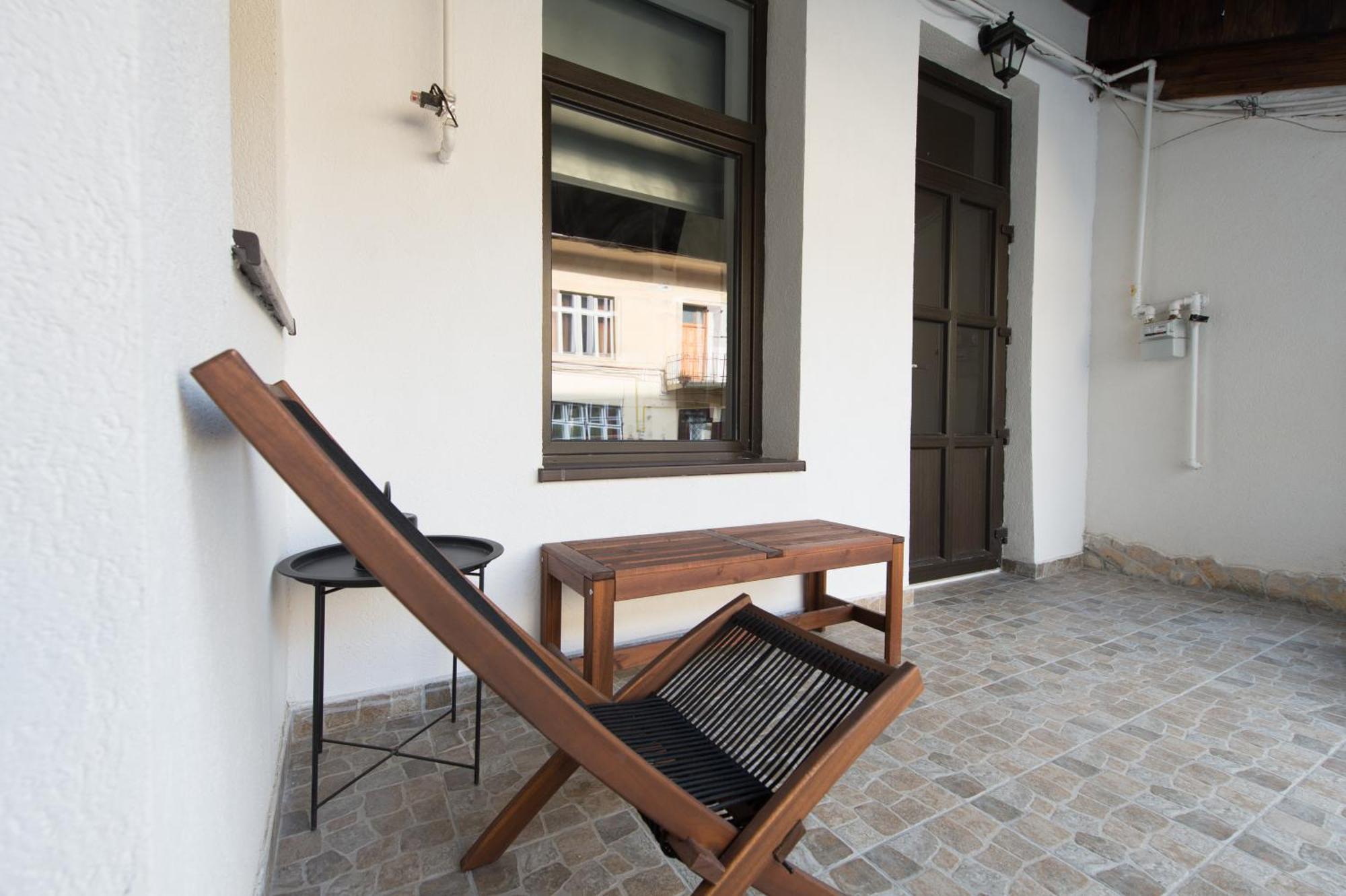 Lovely Brasov Flat With Patio And Mountain Views Buitenkant foto