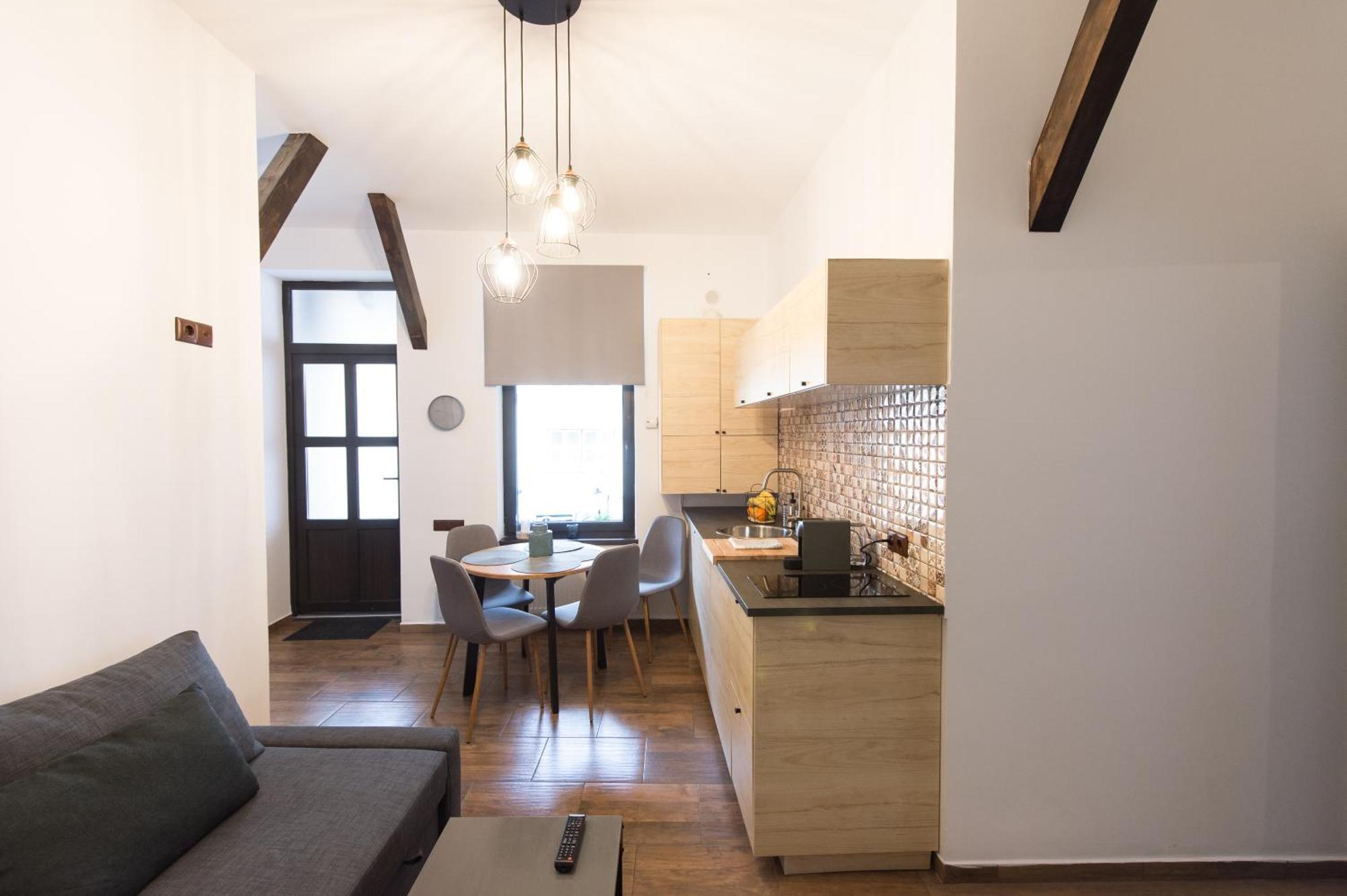 Lovely Brasov Flat With Patio And Mountain Views Buitenkant foto