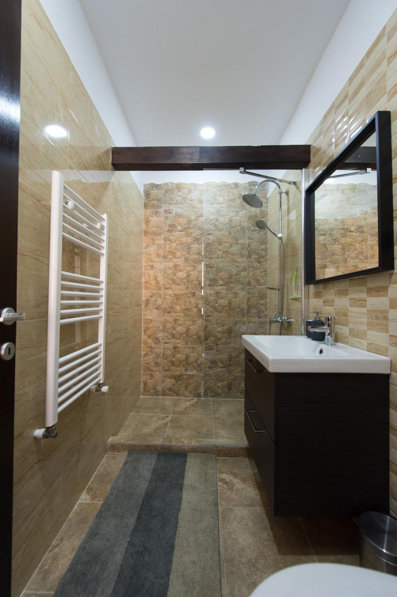Lovely Brasov Flat With Patio And Mountain Views Buitenkant foto