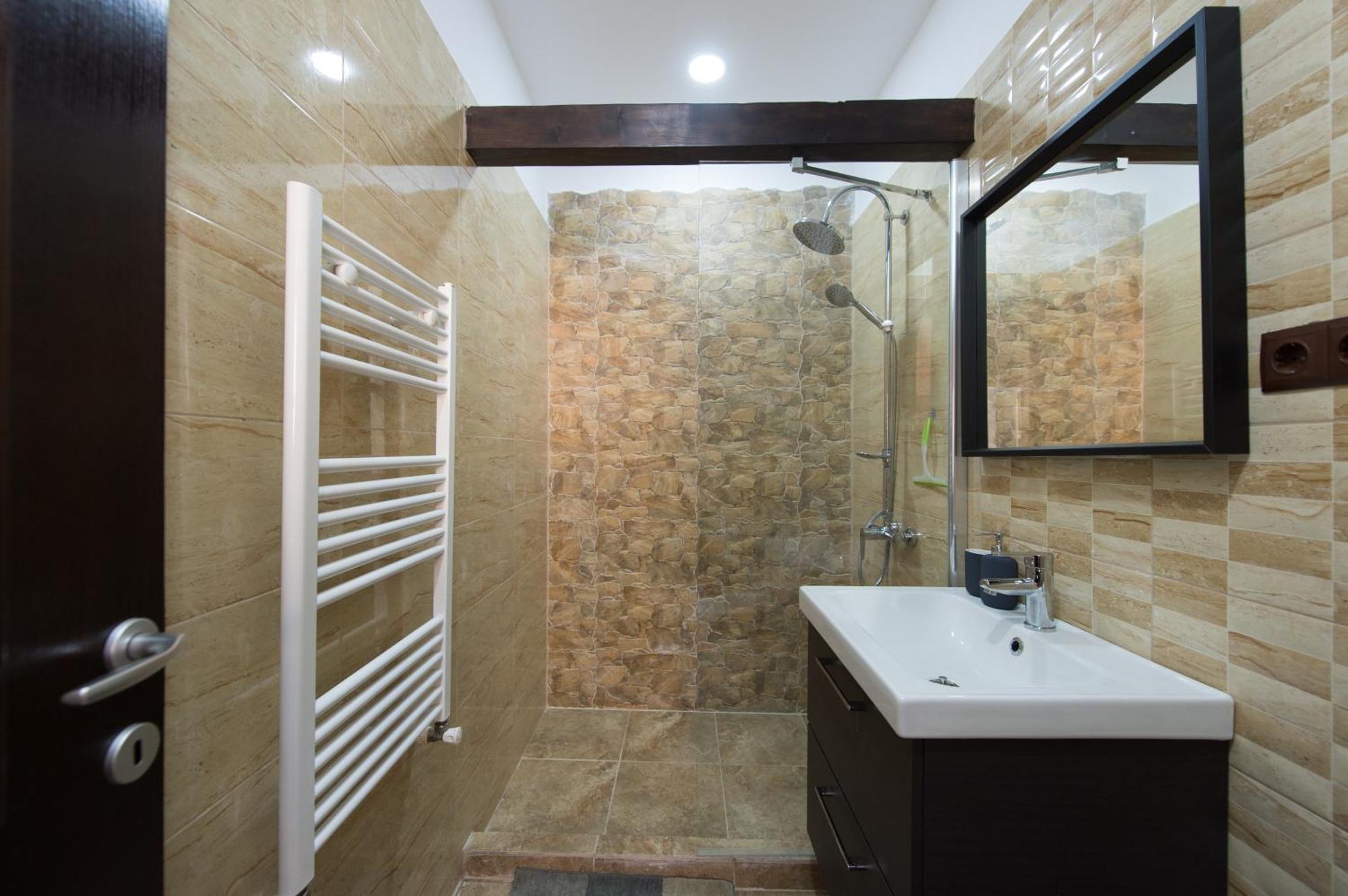 Lovely Brasov Flat With Patio And Mountain Views Buitenkant foto