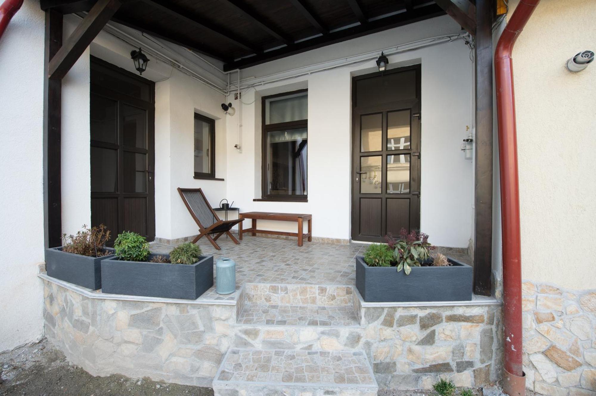 Lovely Brasov Flat With Patio And Mountain Views Buitenkant foto