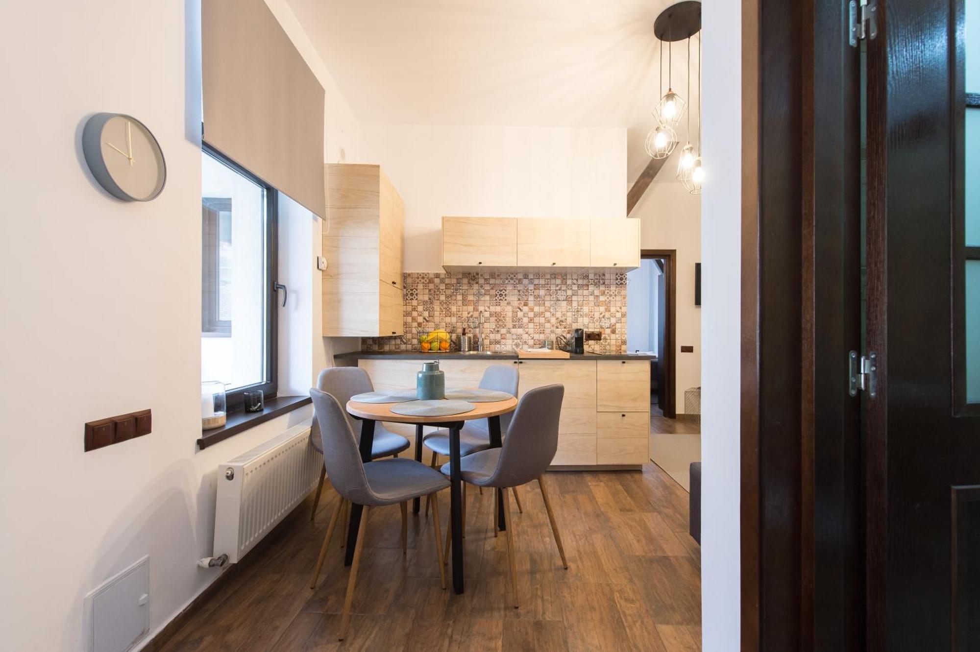 Lovely Brasov Flat With Patio And Mountain Views Buitenkant foto