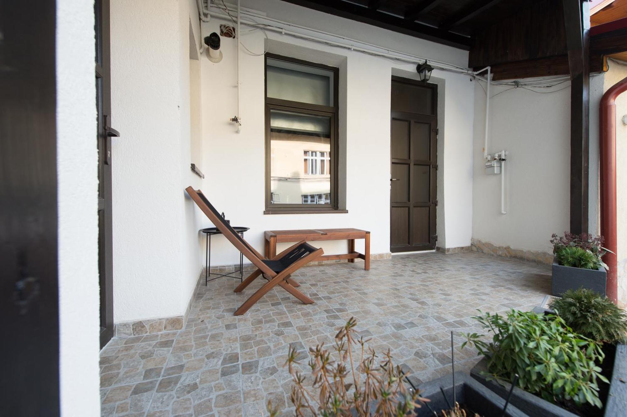Lovely Brasov Flat With Patio And Mountain Views Buitenkant foto