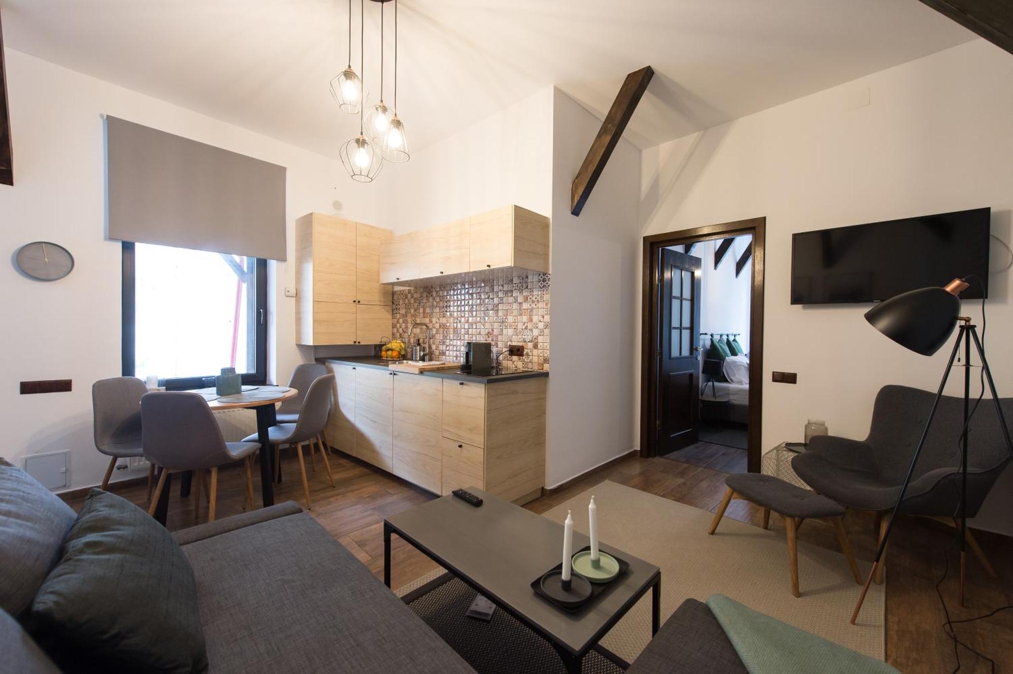 Lovely Brasov Flat With Patio And Mountain Views Buitenkant foto