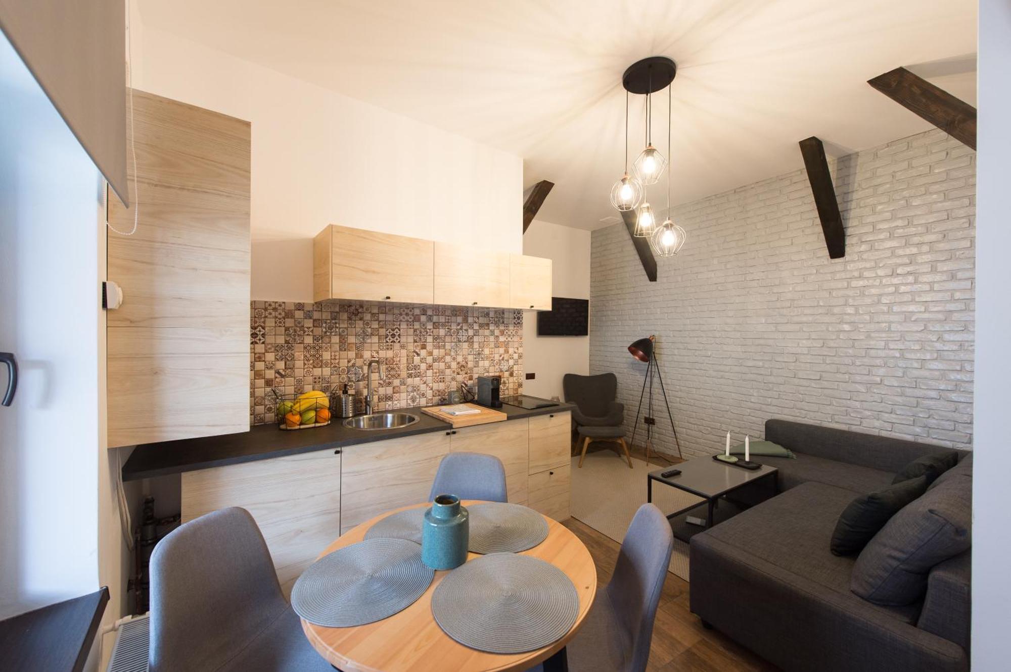 Lovely Brasov Flat With Patio And Mountain Views Buitenkant foto