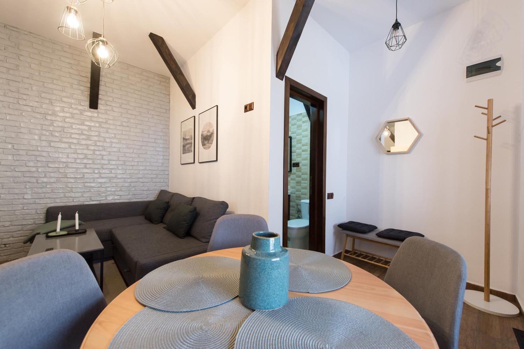Lovely Brasov Flat With Patio And Mountain Views Buitenkant foto