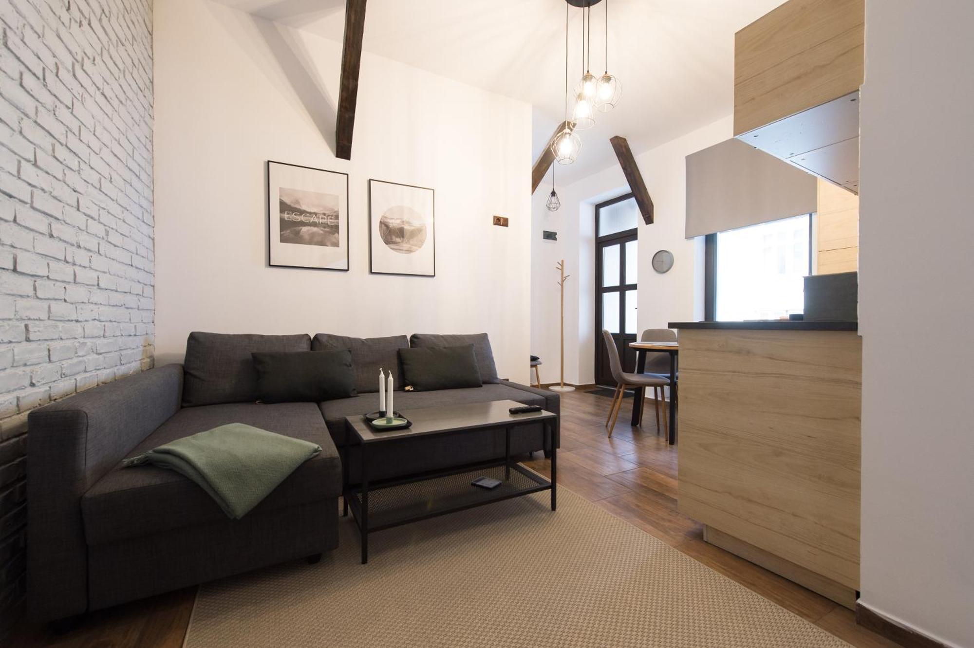 Lovely Brasov Flat With Patio And Mountain Views Buitenkant foto