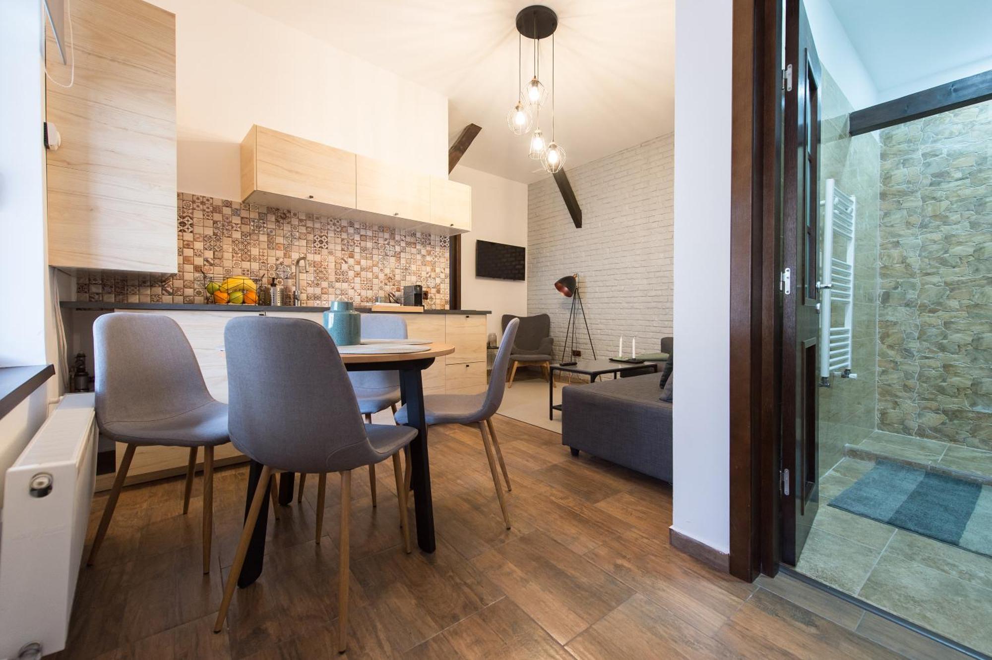 Lovely Brasov Flat With Patio And Mountain Views Buitenkant foto