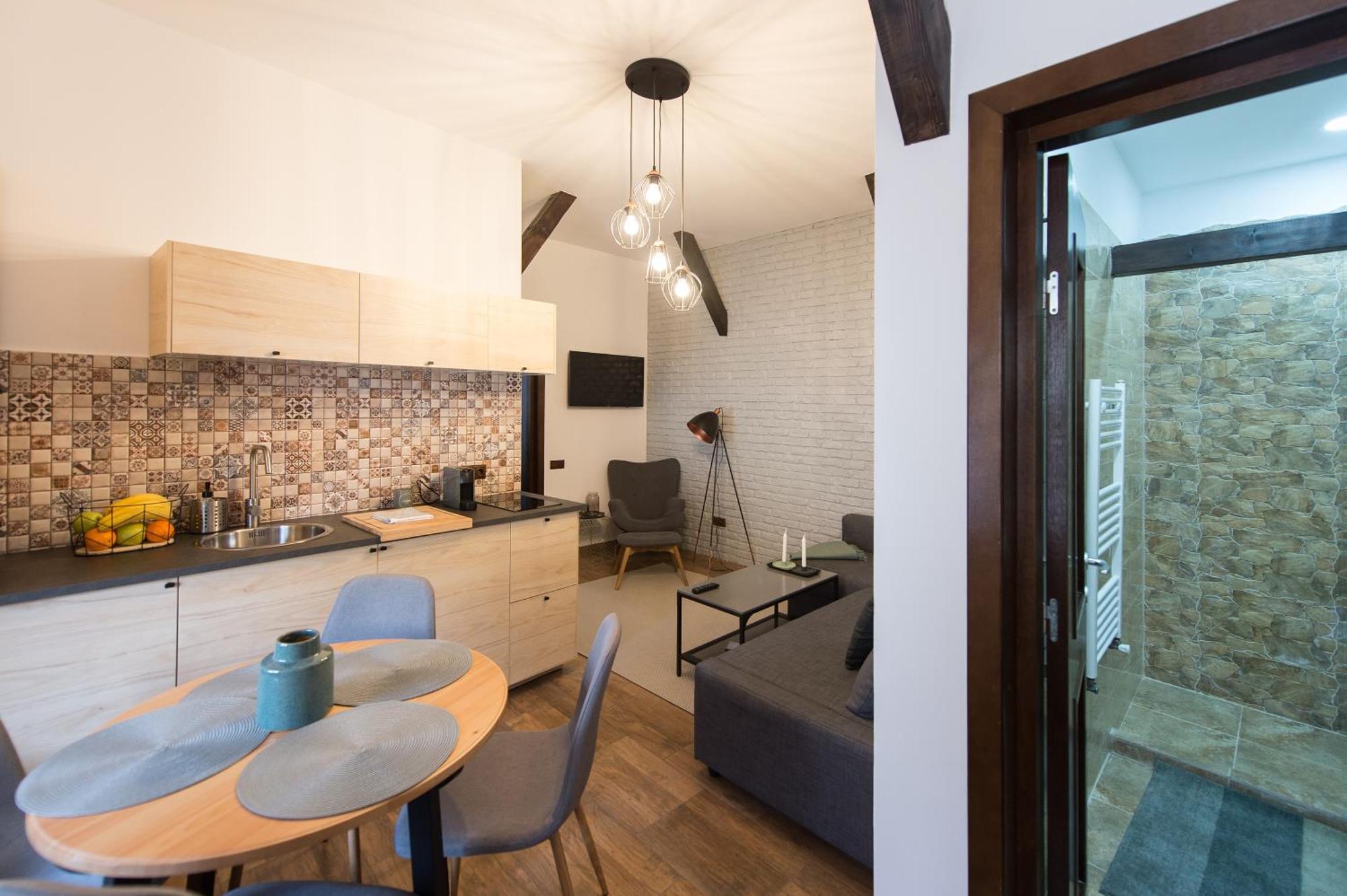Lovely Brasov Flat With Patio And Mountain Views Buitenkant foto