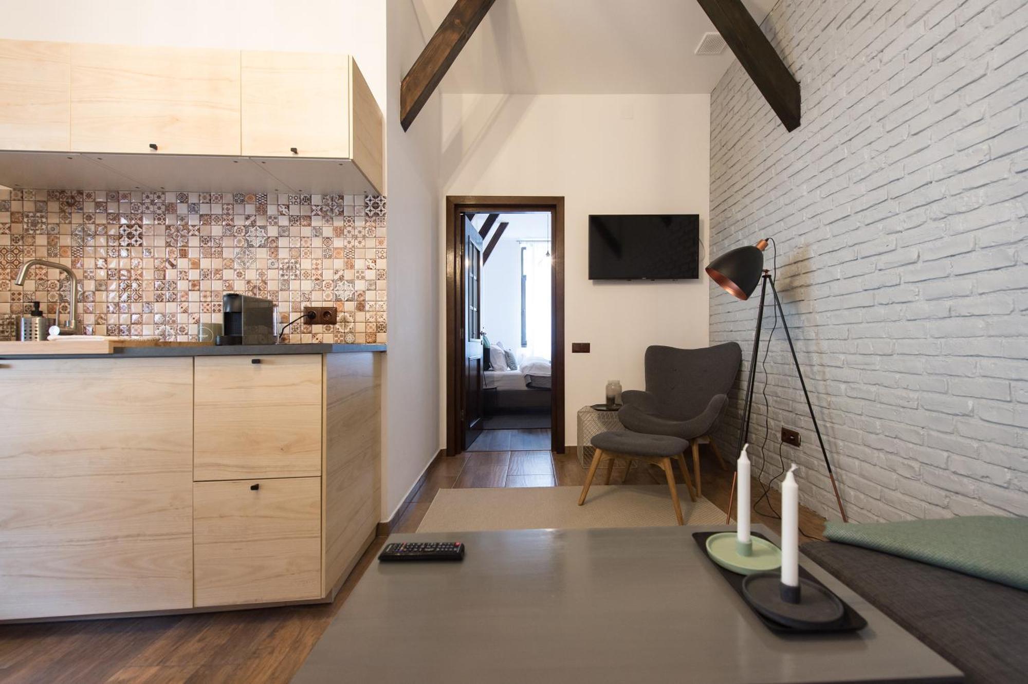 Lovely Brasov Flat With Patio And Mountain Views Buitenkant foto