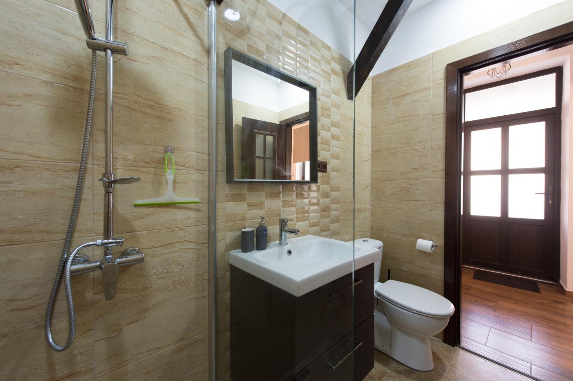Lovely Brasov Flat With Patio And Mountain Views Buitenkant foto