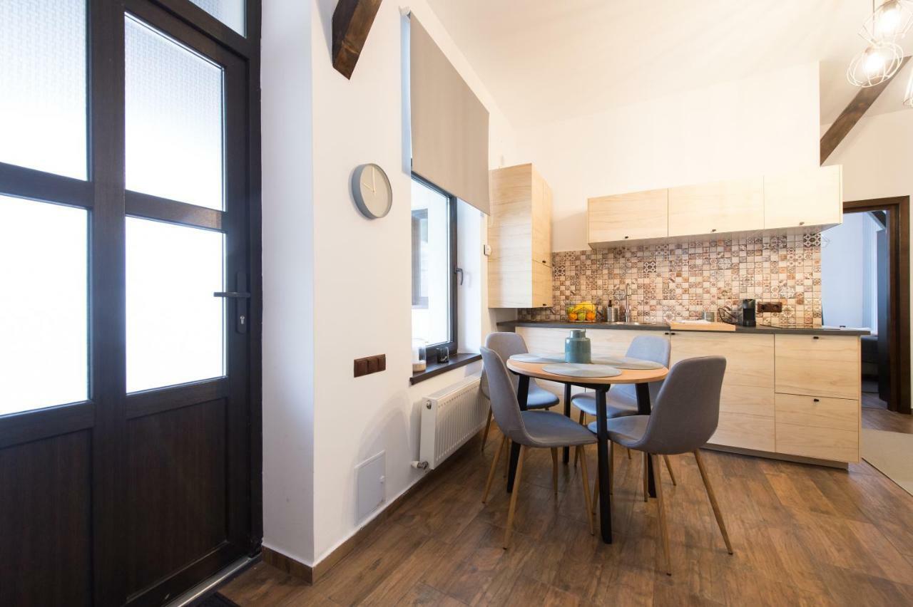 Lovely Brasov Flat With Patio And Mountain Views Buitenkant foto